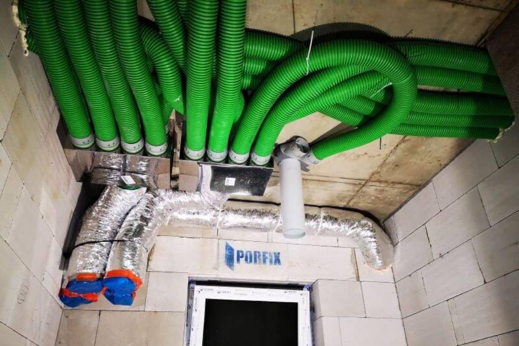 Zabezpečte si čistý a čerstvý vzduch vo vašich priestoroch Vzduchotechnika hrá kľúčovú úlohu v zabezpečení kvalitného vnútorného prostredia, ktoré je dôležité pre zdravie a pohodlie. Vzduchotechnické systémy sa starajú o správnu výmenu a filtráciu vzduchu v budovách, čo je nevyhnutné nielen pre odstraňovanie nečistôt a alergénov, ale aj pre reguláciu vlhkosti a teploty. Ponúkame profesionálne riešenia v oblasti vzduchotechniky pre rôzne typy budov – od bytov a rodinných domov až po komerčné a priemyselné objekty. Naše vzduchotechnické systémy sú navrhnuté s dôrazom na efektívnosť, tichý chod a energetickú úspornosť.